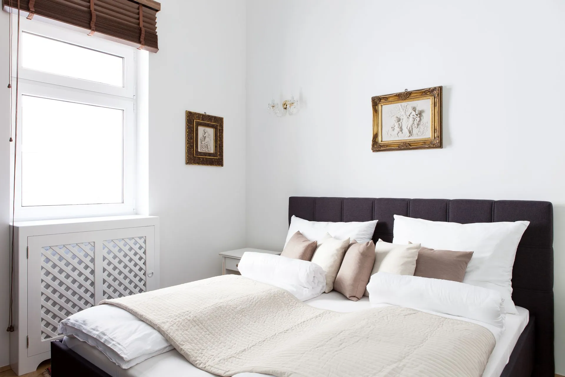 Schlafzimmer mit Doppelbett