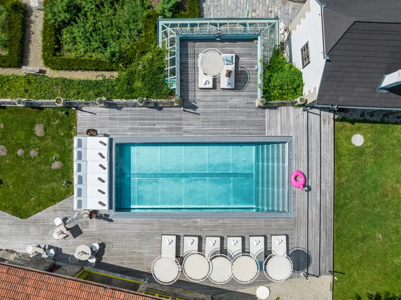 Vogelperspektive des Pools