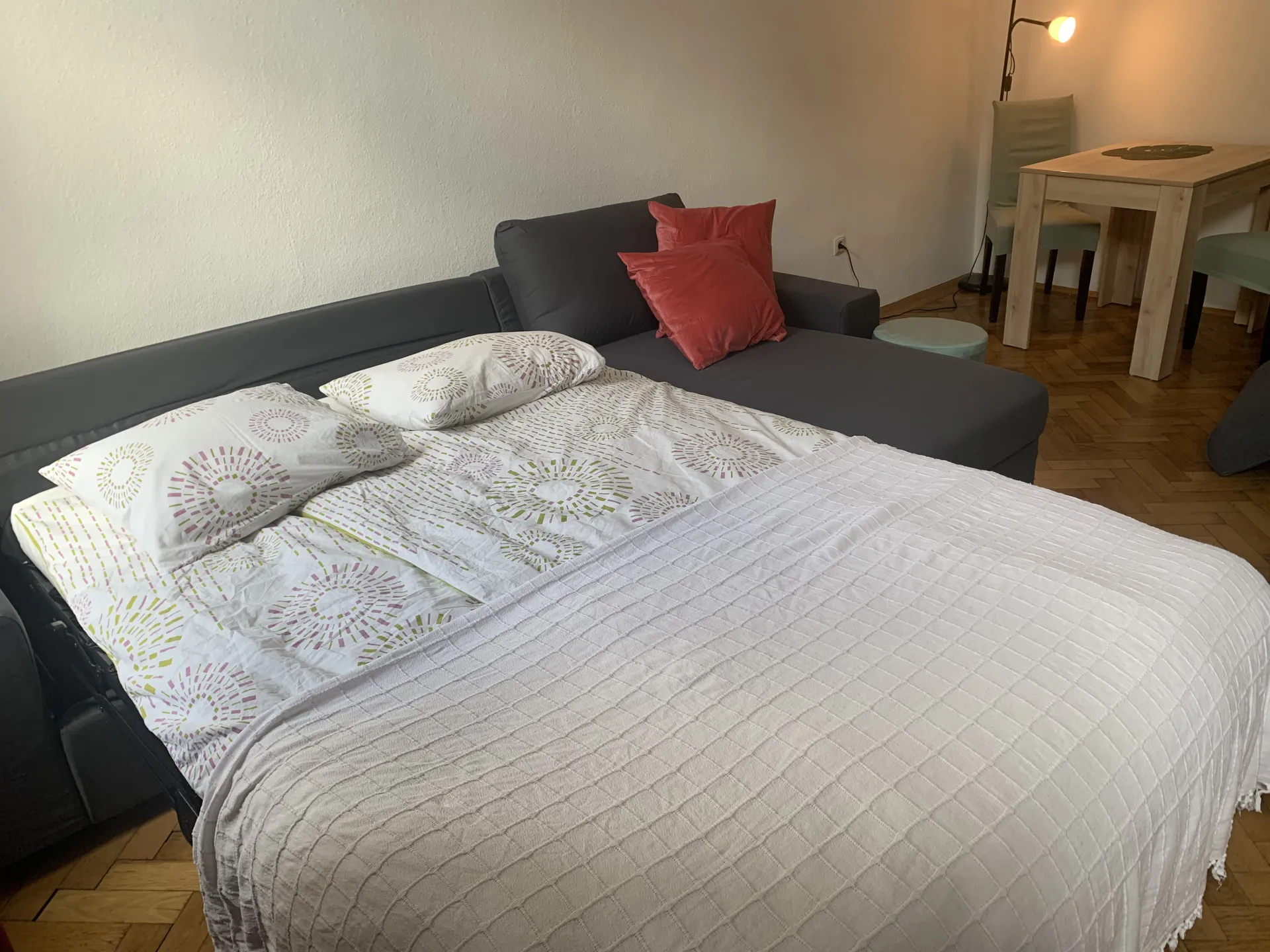 neue Schlafcouch 04/2022 im Wohnzimmer