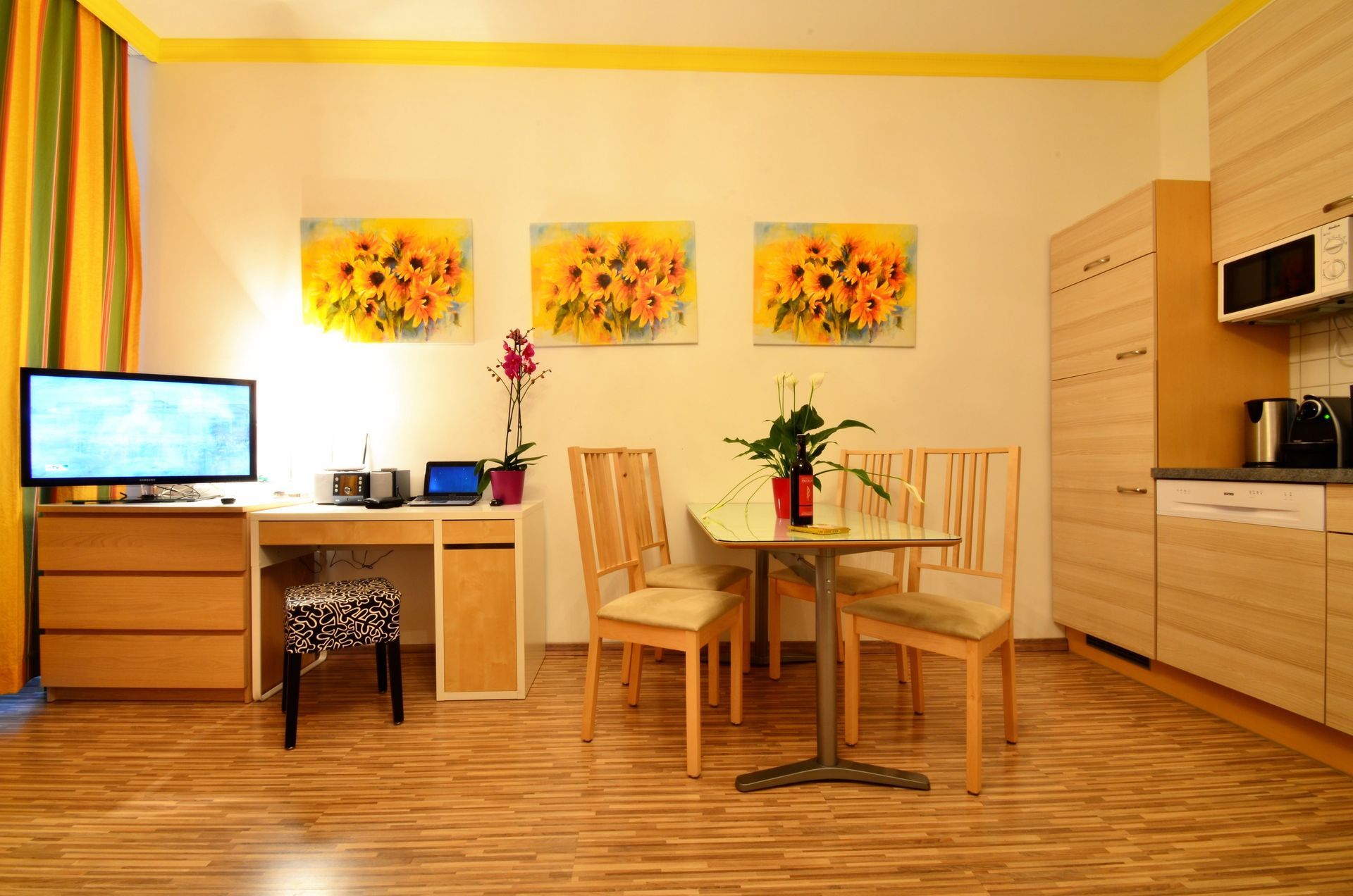 Wohnzimmer mit Küchenzeile